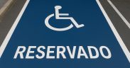 plaza de aparcamiento reservada a persona con discapacidad