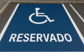 plaza de aparcamiento reservada a persona con discapacidad
